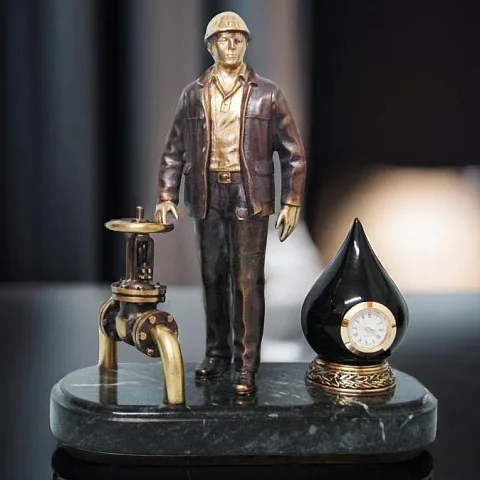 На память: Часы «Работник нефтяной промышленности 1» с задвижкой