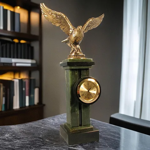 Сувенирные часы «Орел» из нефрита и долерита — оригинальный подарок