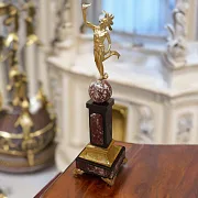 Подарочная статуэтка «Гермес» на камне — креноид и долерит — фотография 1