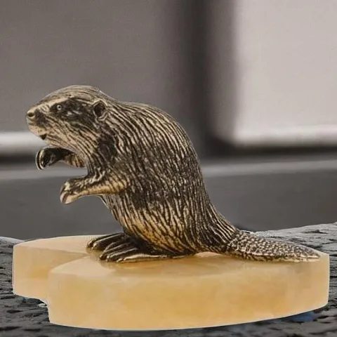 Подарочная бронзовая статуэтка «Бобр» с патиной