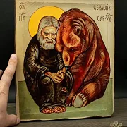 Икона деревянная "Серафим Саровский с медведем" — оригинальный подарок — фотография 1