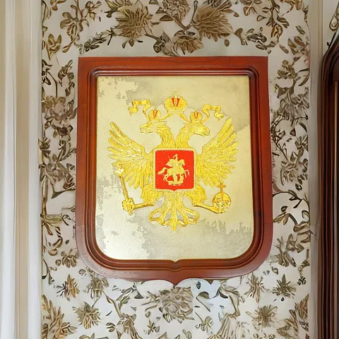 Плакетка «Герб России» из латуни и дерева — необычный подарок