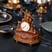 Настольные часы «Охотник с собакой» из бронзы в подарок — фотография 1