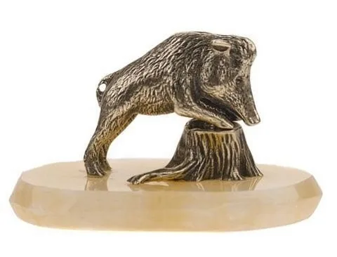На память: Бронзовая статуэтка «Кабан на пне» с ониксом