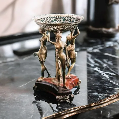 На память: Бронзовая ваза «Три грации» на яшме