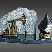 Настольные часы «Нефтяная качалка» из бронзы и змеевика — красивый подарок — фотография 4