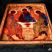 На память: Икона с ковчегом "Пресвятая Троица"+подставка — фотография 4